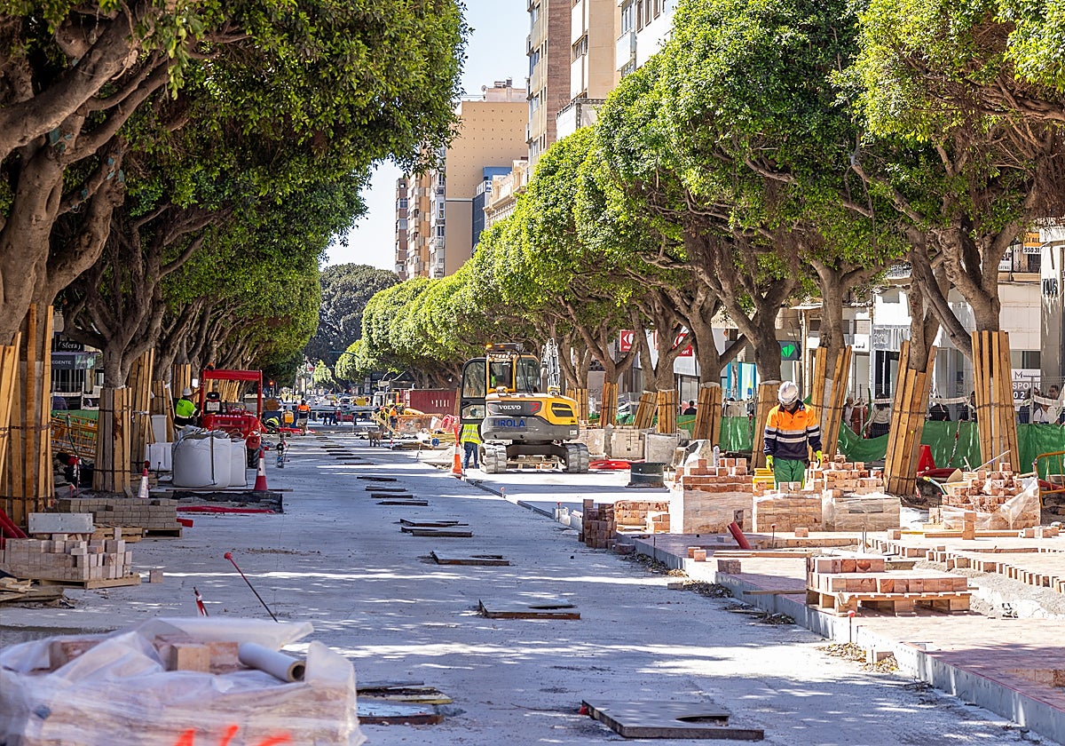 Obras en el Paseo de Almería, la principal arteria de la capital