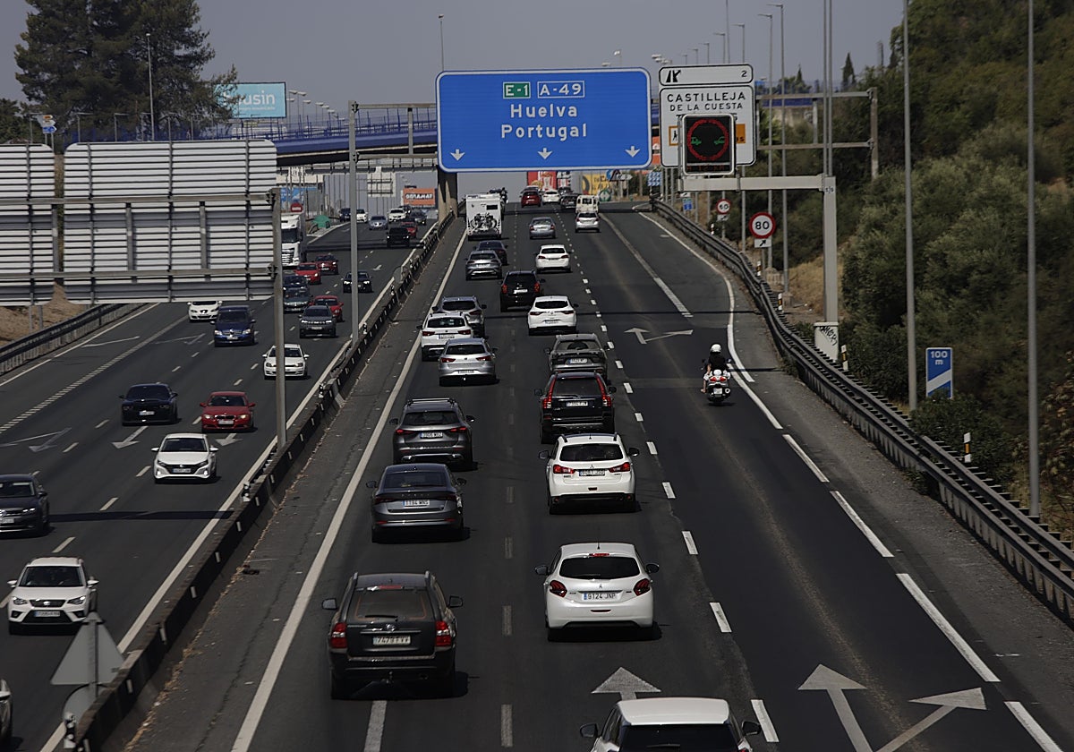 Atascos en la A-49 cerca de Sevilla, este viernes