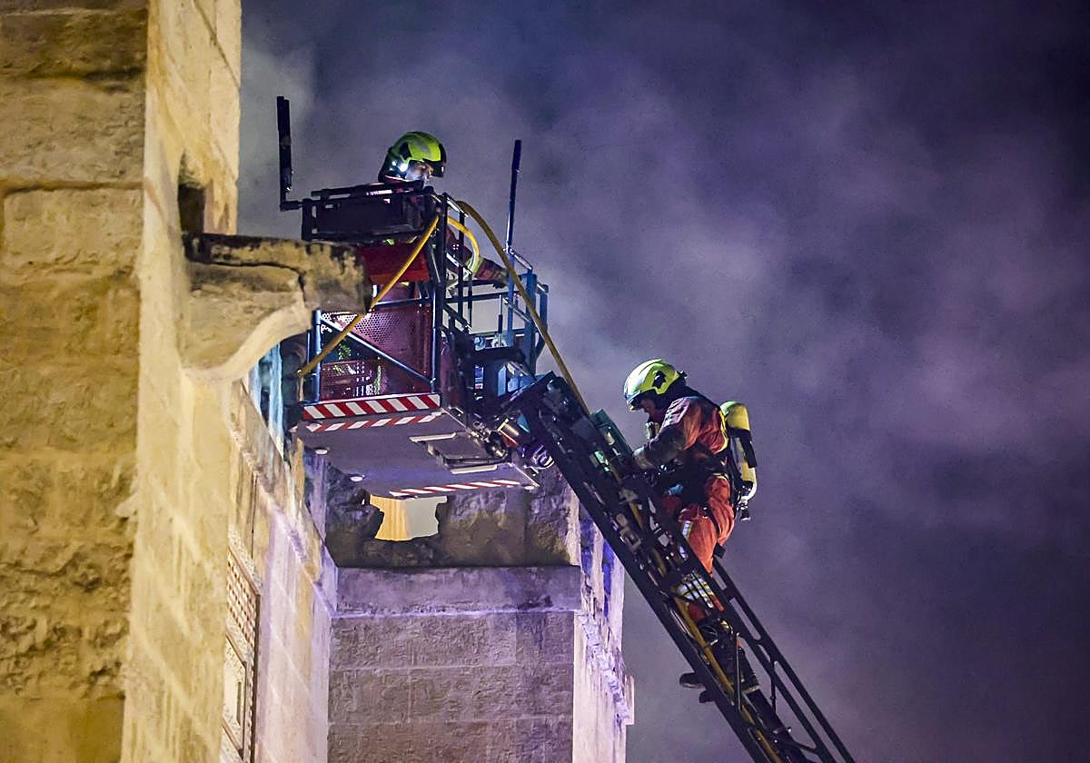 Los bomberos apagando el fuego que se declaró en la Mezquita-Catedral