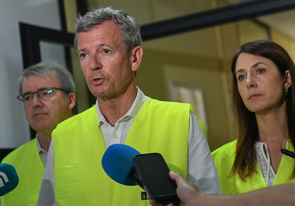 El presidente de la Xunta, Alfonso Rueda, junto a la conselleira do Medio Rural, María José Gómez, en el CECOP de Orense