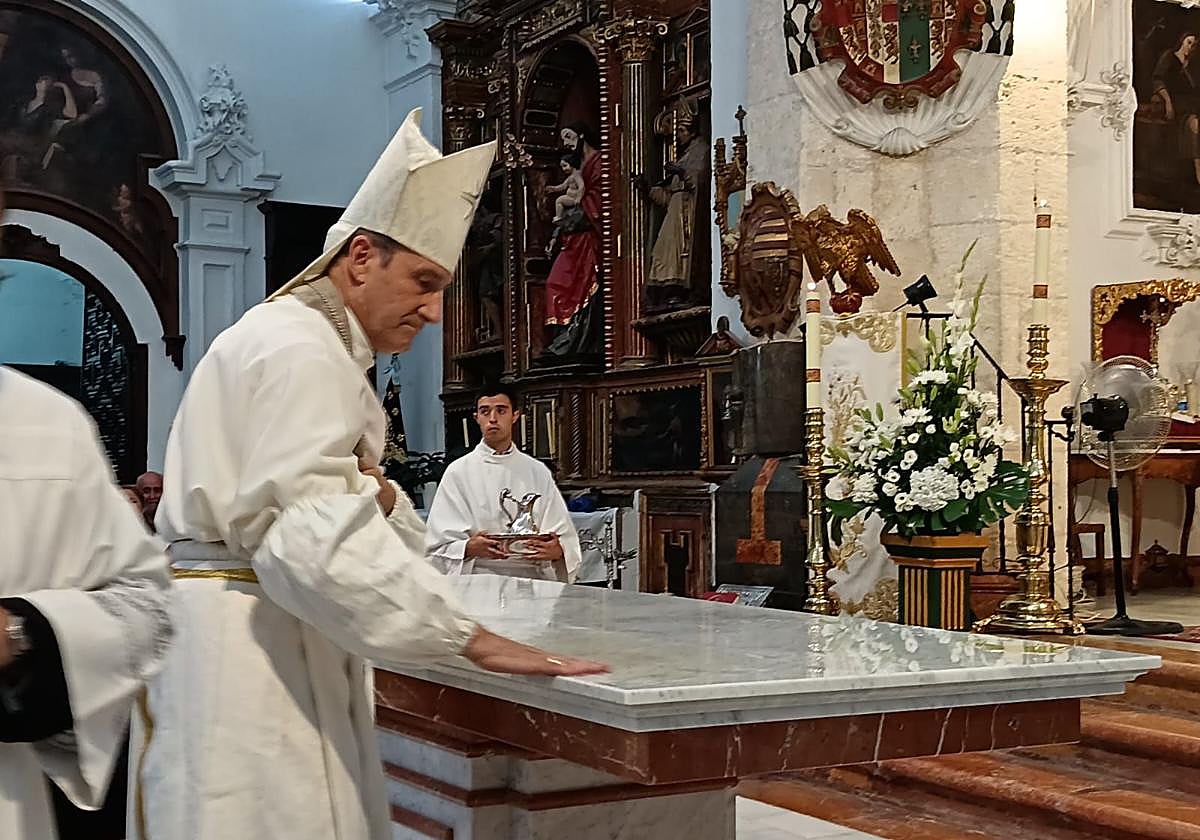 El obispo durante la consagración del altar mayor