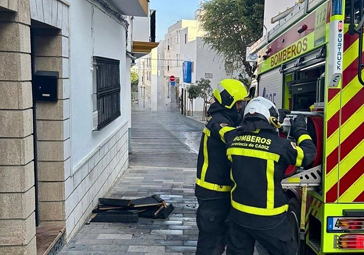 Efectivos de bomberos durante la actuación