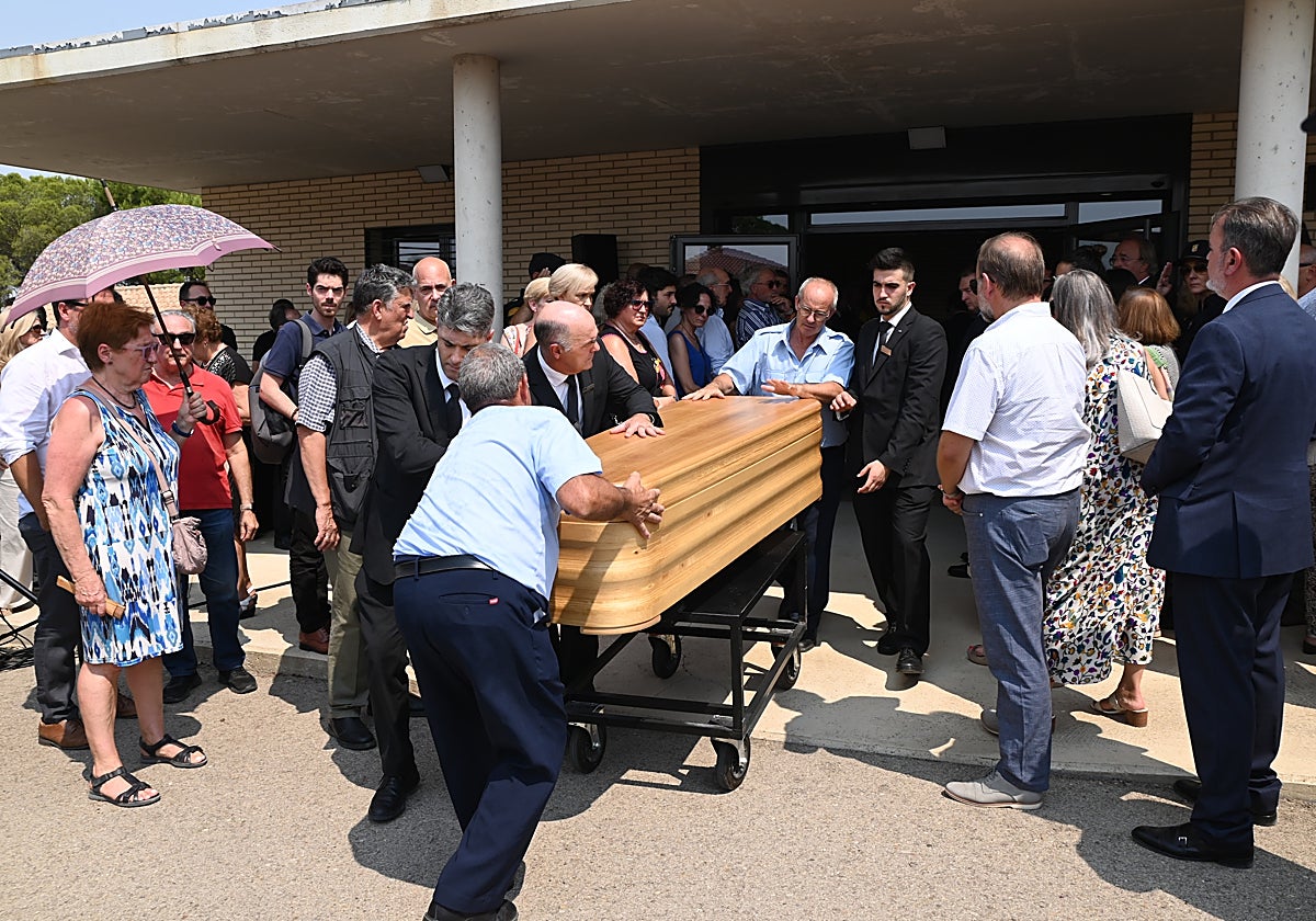 La despedida a Javier Lambán, que el martes hubiese cumplido 68 años, en su pueblo natal, Ejea de los Caballeros, y con vecinos, familiares y allegados