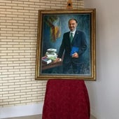 Imagen - En una ceremonia breve, austera y solo con familiares y amigos personales se ha despedido a Lambán en el cementerio municipal. Su retrato, obra de la monja pintora Isabel Guerra, ha presidido el acto