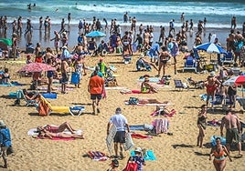 Alarma en el País Vasco francés tras la llegada del nuevo turismo: «Nunca había visto tanta gente comiendo en la playa»
