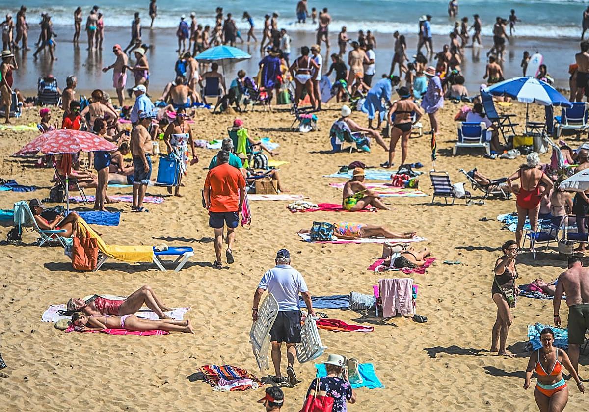 Alarma en el País Vasco francés tras la llegada del nuevo turismo: «Nunca había visto tanta gente comiendo en la playa»