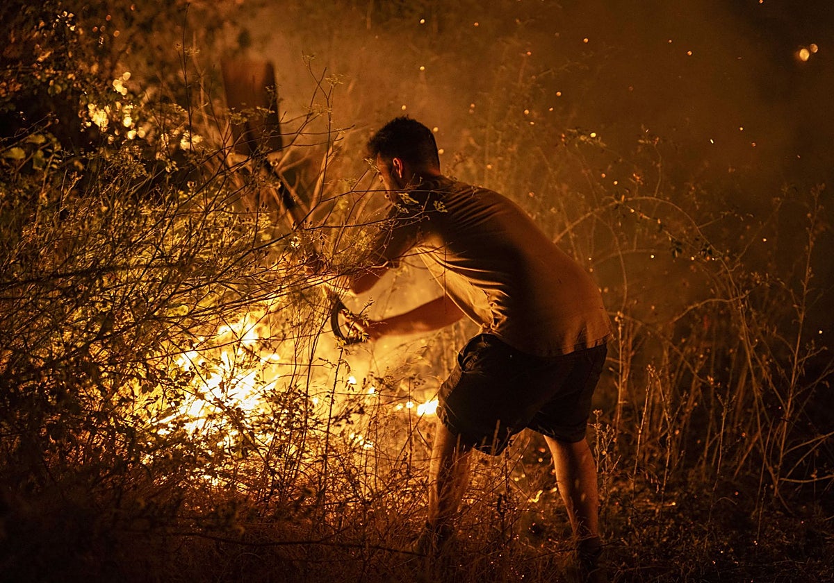 Las llamas durante la noche del viernes en A Rúa (Orense)