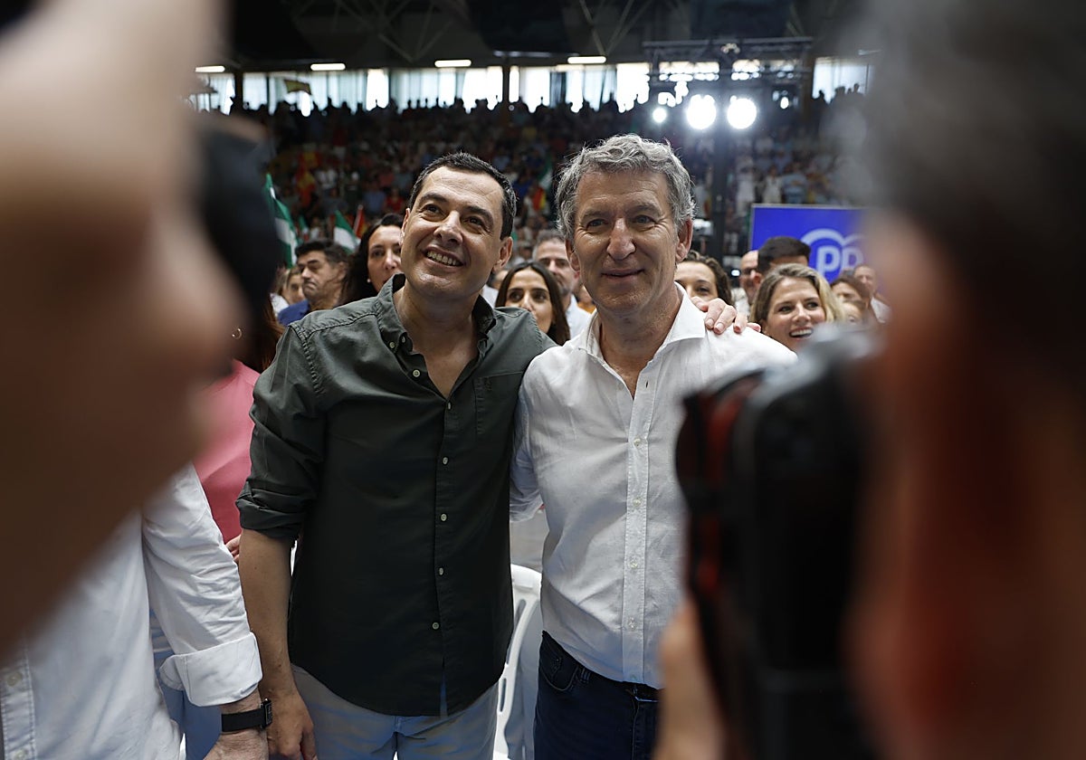 Juanma Moreno y Alberto Núñez Feijóo, juntos en un acto del PP en Málaga este mes de junio