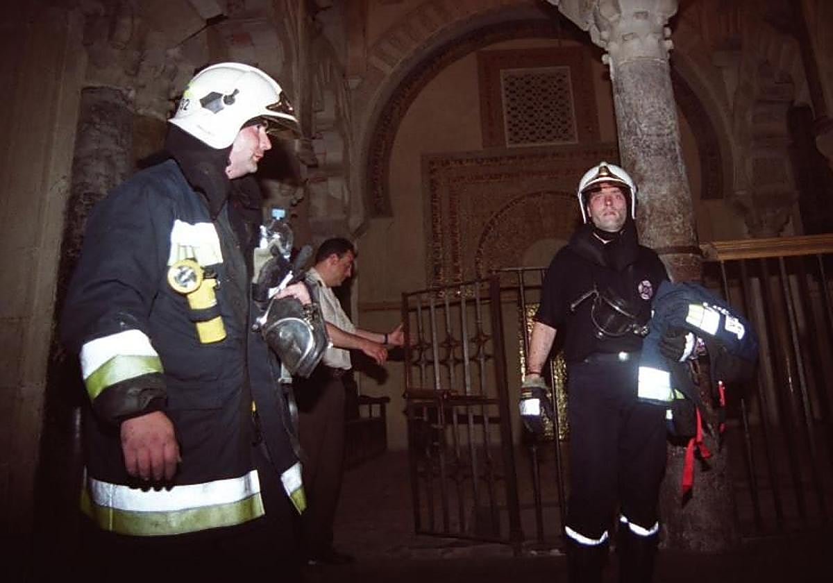 Bomberos tras el incendio que se registró en el monumento en 2001