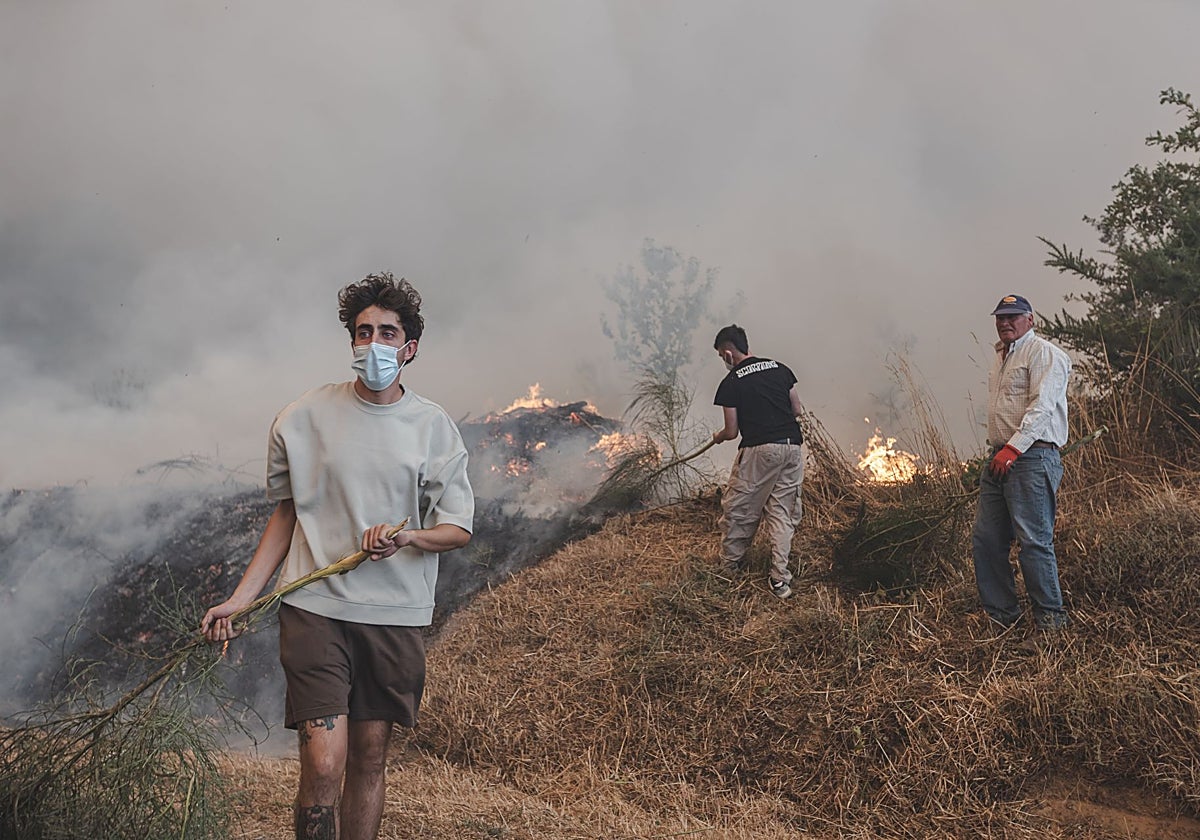 Vecinos de Cualedro, Verín (Orense) haciendo frente al avance de las llamas
