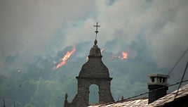 Otro incendio de Orense salta a Castilla y León y obliga a desalojar varios municipios