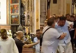 Un sacristán inmoviliza a un turista ebrio en plena eucaristía en la Catedral de Valencia