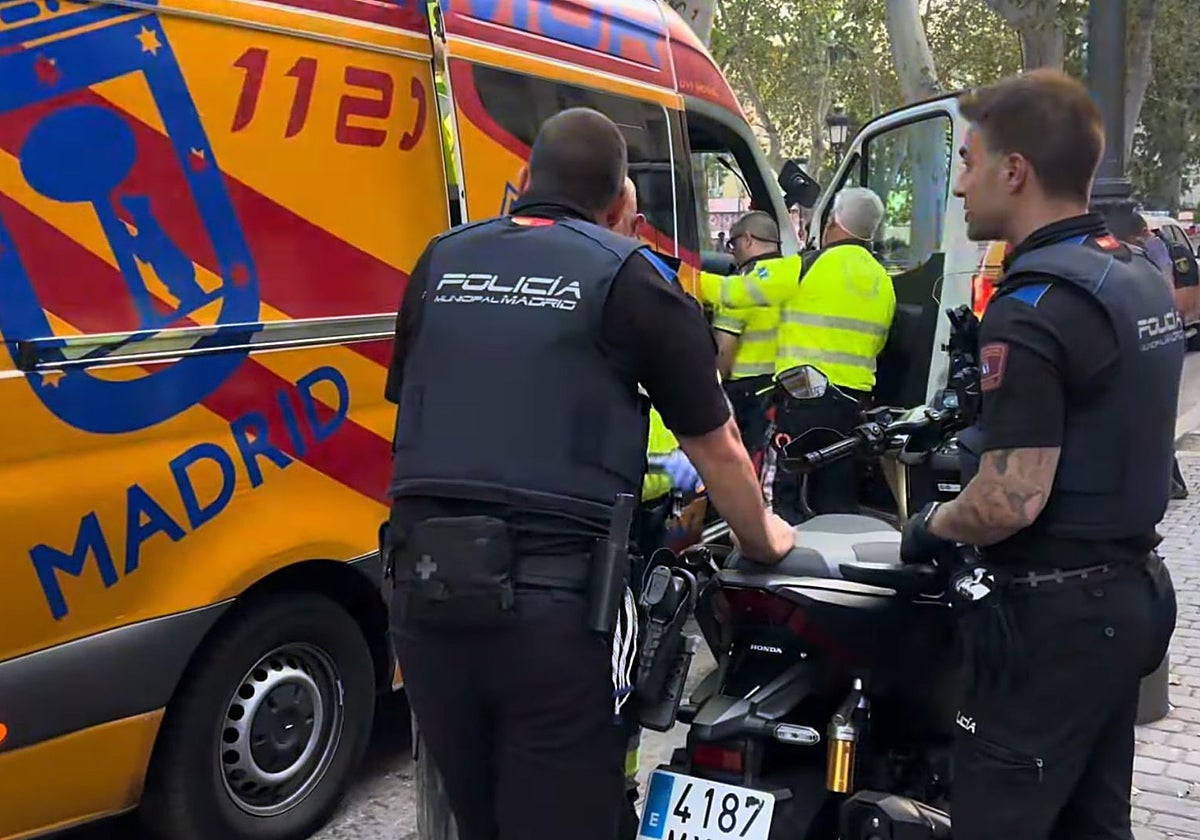 El Samur y la Policía, ayer, en el lugar del suceso