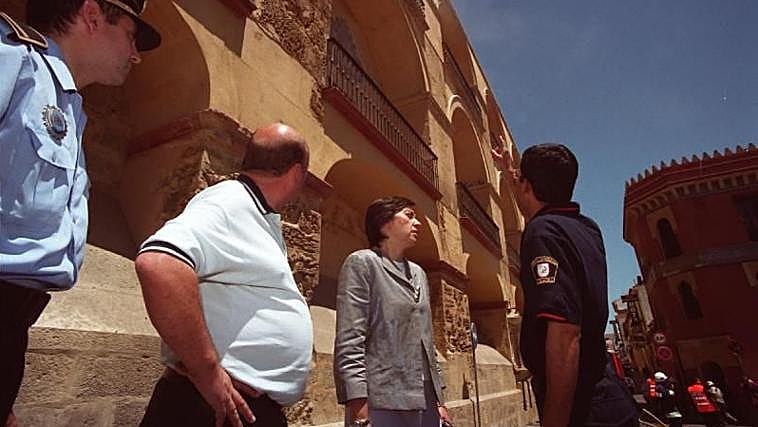 Rosa Aguilar durante el incendio en la Mezquita en 2001