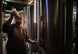 El jefe de cervecería de Heineken aclara cómo no se debe tomar nunca la cerveza: «Mata la espuma y diluye el sabor»