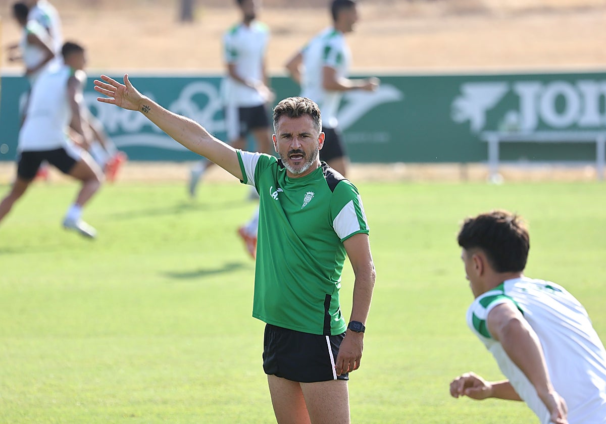 Iván Ania dando indicaciones a Ignasi Vilarrasa