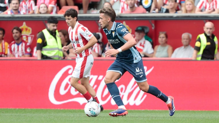 La debilidad defensiva lastra el debut liguero del Córdoba CF en Gijón (2-1)