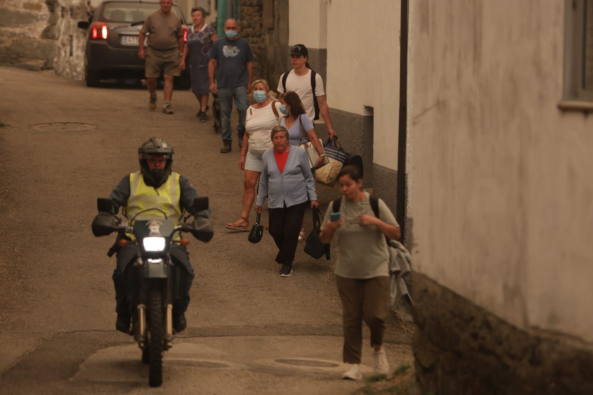 Vecinos evacuados de uno de los pueblos próximos al lago de Sanabria