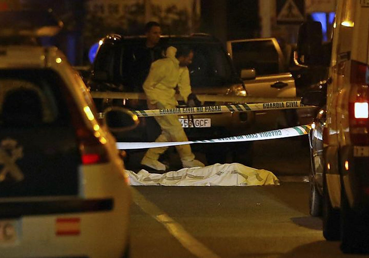 Investigadores de la Guardia Civil junto a un cadáver de una víctima de violencia machista en Llíria (Valencia)