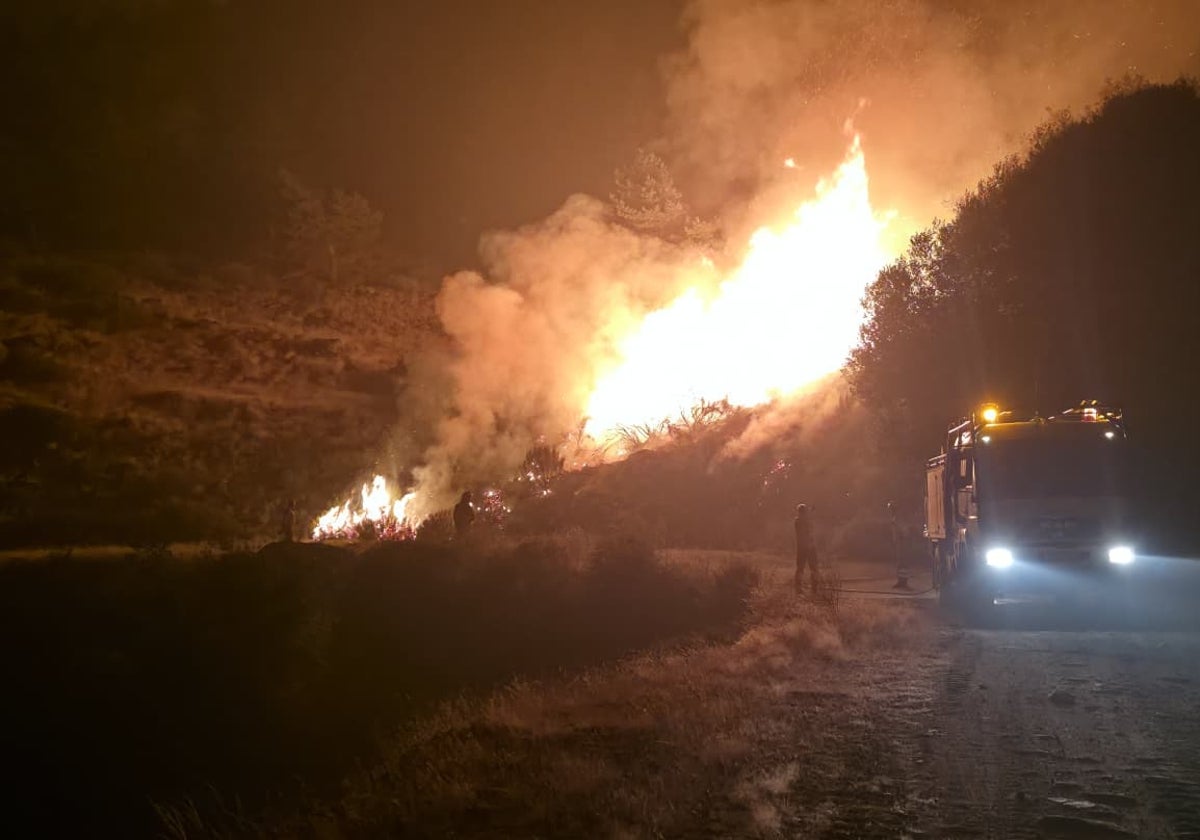 El fontanero que guía a emergencias en el laberinto de fuego de Jarilla: «Lo hago por mi tierra»