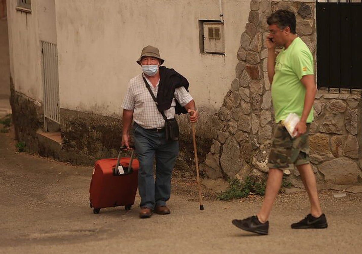 Uno de los vecinos desalojados de San Ciprián de Sanabria por el incendio en Porto
