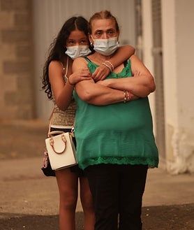 Imagen secundaria 2 - Desalojo de los vecinos de San Ciprián de Sanabria por el incendio en Porto (Zamora), que han sido acogidos en Benavente