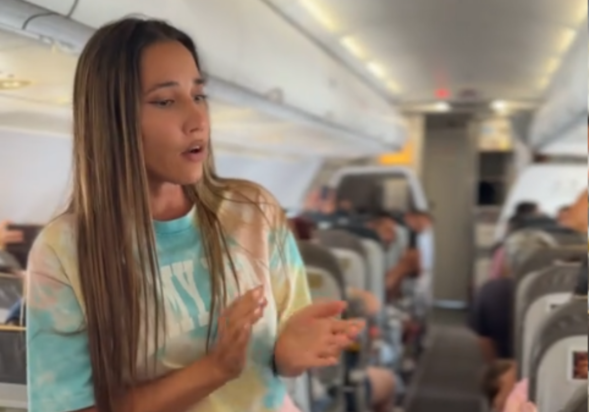 India Martínez cantando en un avión
