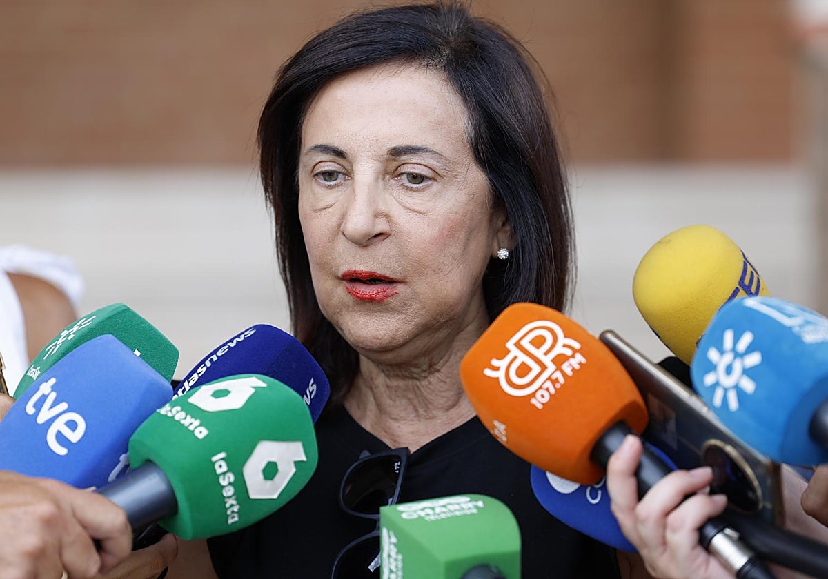 La ministra de Defensa durante la intervención a los medios en el campamento de la Legión
