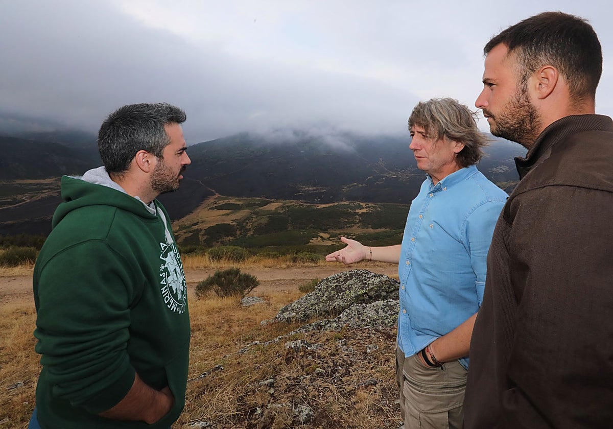 Carlos Martínez, en el centro, se reúne con el alcalde de Cervera de Pisuerga, Jorge Ibáñez(I); y luego visita el valle de Pineda, en la imagen; y monte de Polentinos