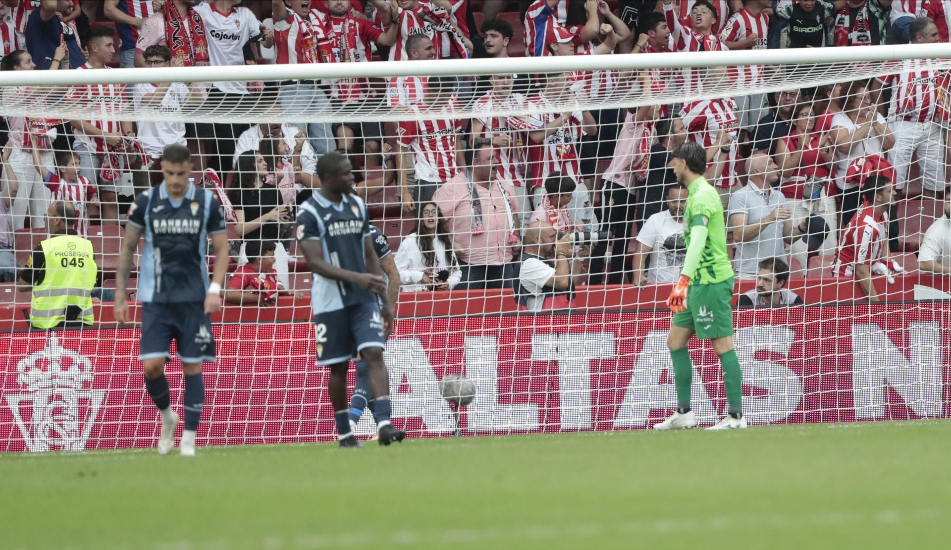 La derrota del Córdoba en Gijón, en imágenes