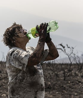 Imagen secundaria 2 - El primer fuego en Maceda se declaró hace una semana. Desde entonces los vecinos lucharon para controlar las llamas, amenazados por varios flancos que «parecían sembrados»