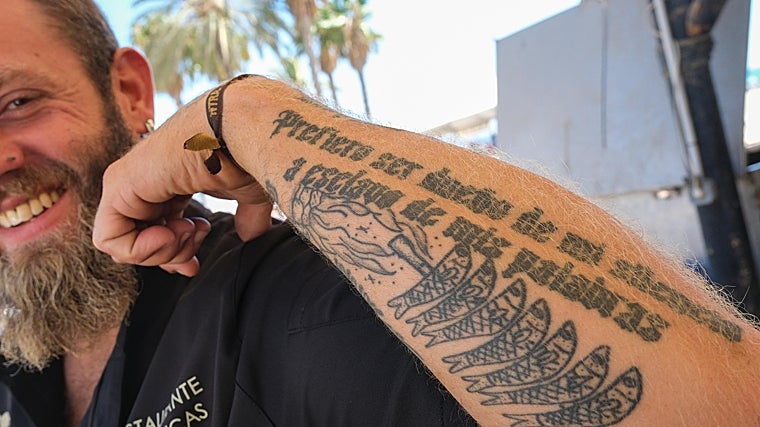 El tatuaje de José Luis Navarrete sobre los espetos