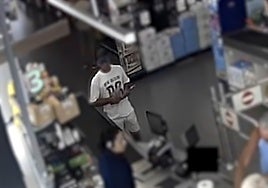 El vídeo de un violento atraco a punta de pistola en un supermercado de Santa Pola