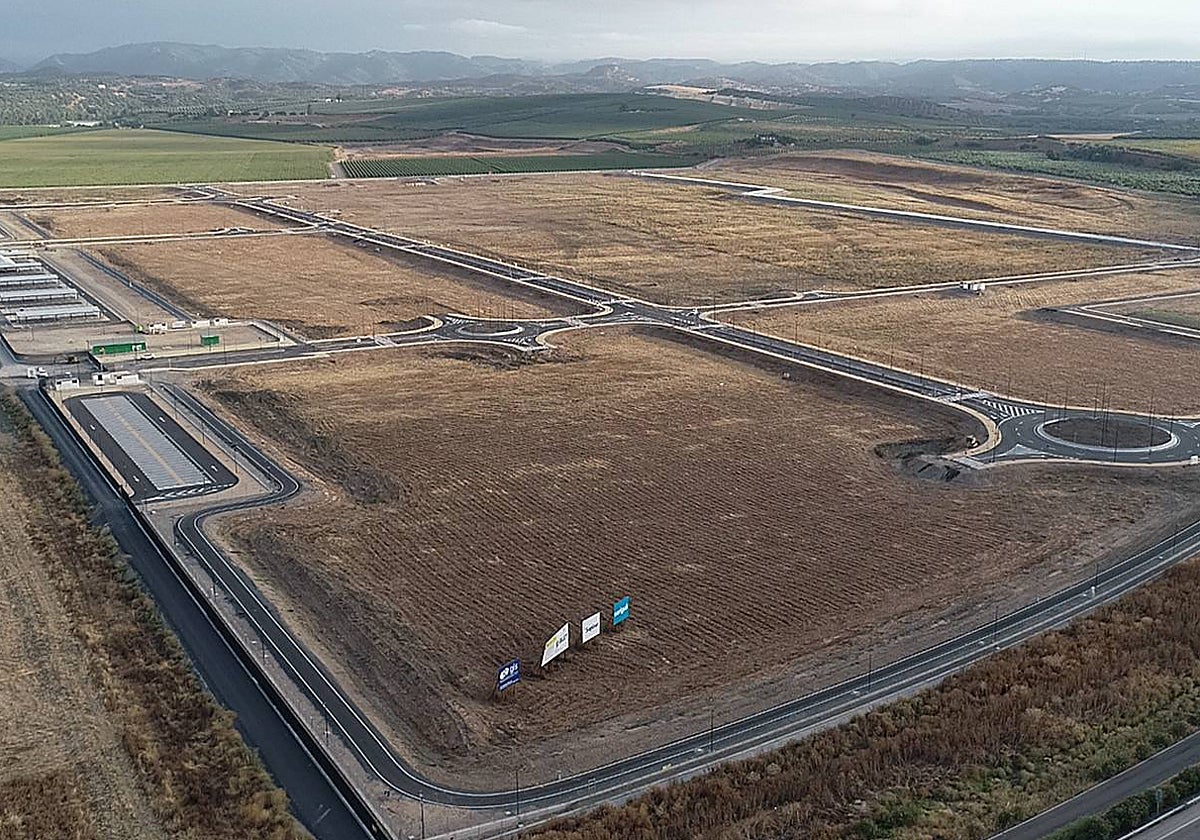 Vista aérea del estado actual de la Base Logística del Ejército de Tierra en Córdoba, con la urbanización y el vallado perimetral totalmente acabados