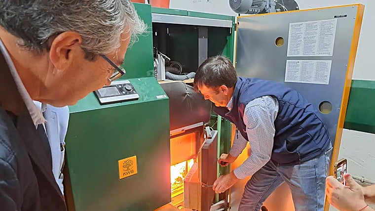 El presidente de la Diputación de Málaga, Francisco Salado, en una de las calderas