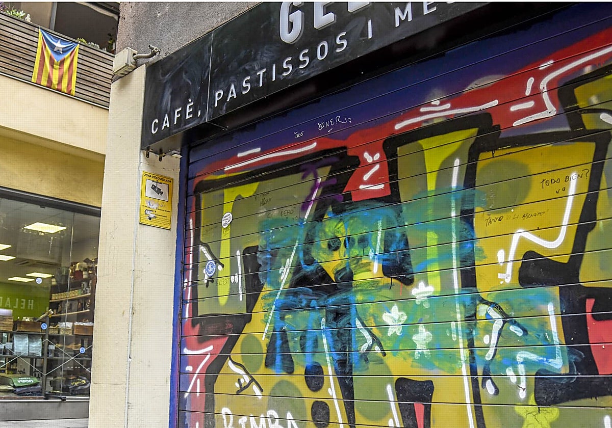 Un aspecto de la persiana del establecimiento, una vez limpiada por la propiedad