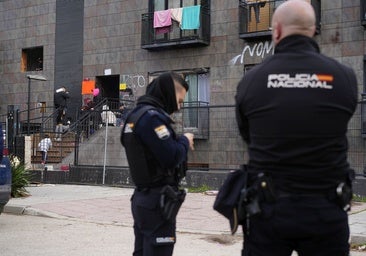 Detenidos tres colombianos del hotel okupa de San Blas por apuñalar a dos hombres durante un atraco