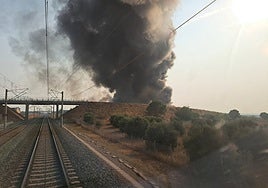 Restablecido el servicio ferroviario entre Madrid y Andalucía tras controlar el incendio en una fábrica de Yeles (Toledo)