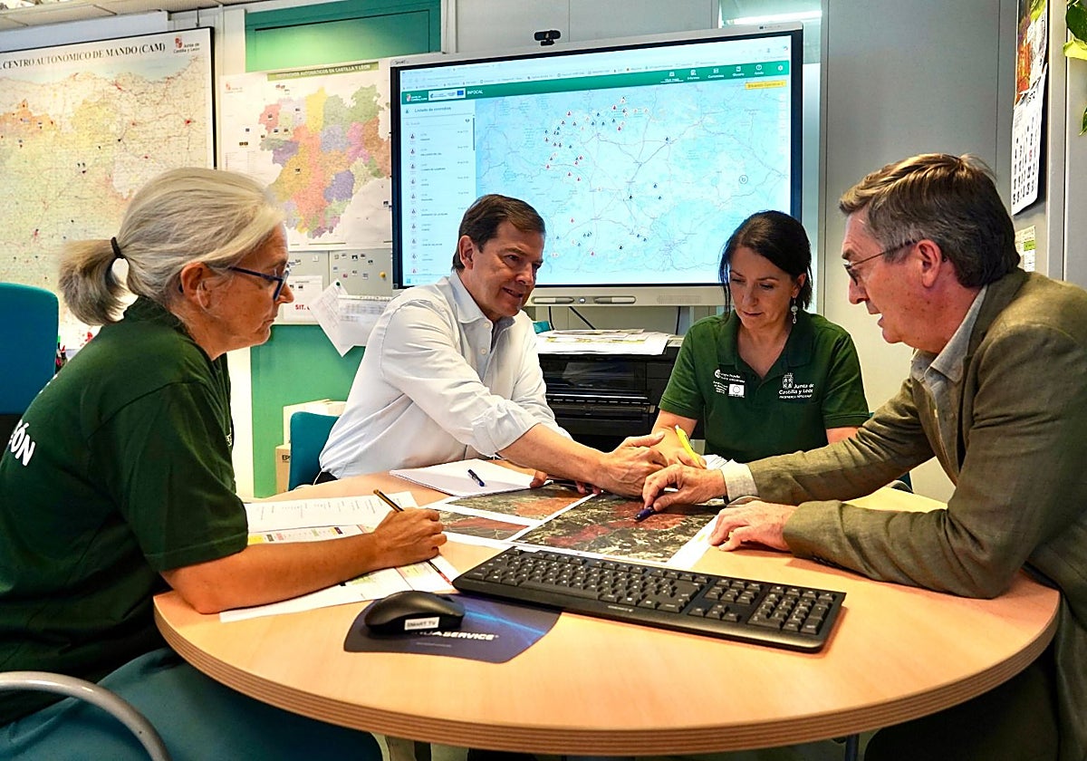 Alfonso Fernández Mañueco, en el Centro Autonómico de Mando