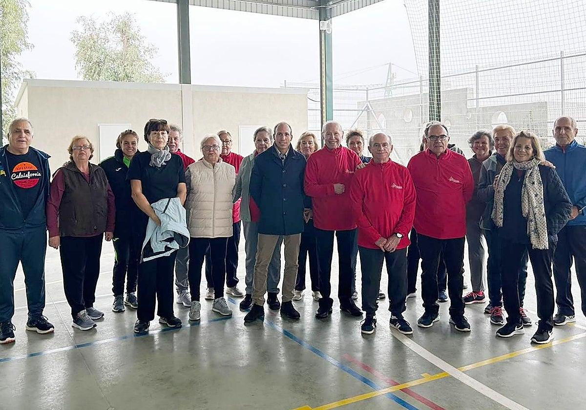 El vicepresidente Daniel Arias con un grupo de participantes en el nuevo programa