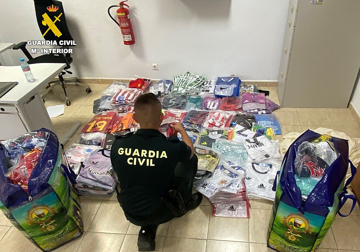 Imagen de las camisetas falsificadas intervenidas en el paseo marítimo de Peñíscola