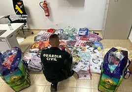 Requisan más de 600 camisetas de fútbol falsificadas en el 'top manta' del paseo marítimo de Peñíscola