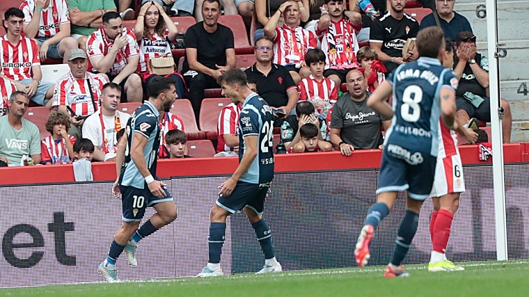 Jacobo y Pedro Ortiz celebrando el primer gol del Córdoba CF esta temporada