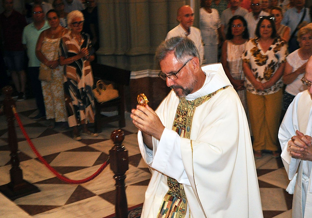 Los fieles acogen y aplauden la presencia de la Reliquia de Carlo Acutis en el Santuario Franciscano de Nuestra Señora de Regla de Chipiona.