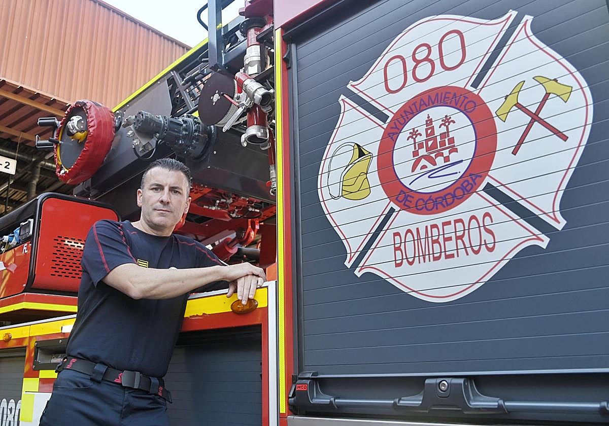 Daniel Muñoz posa para ABC en el Parque Central de Bomberos de Córdoba
