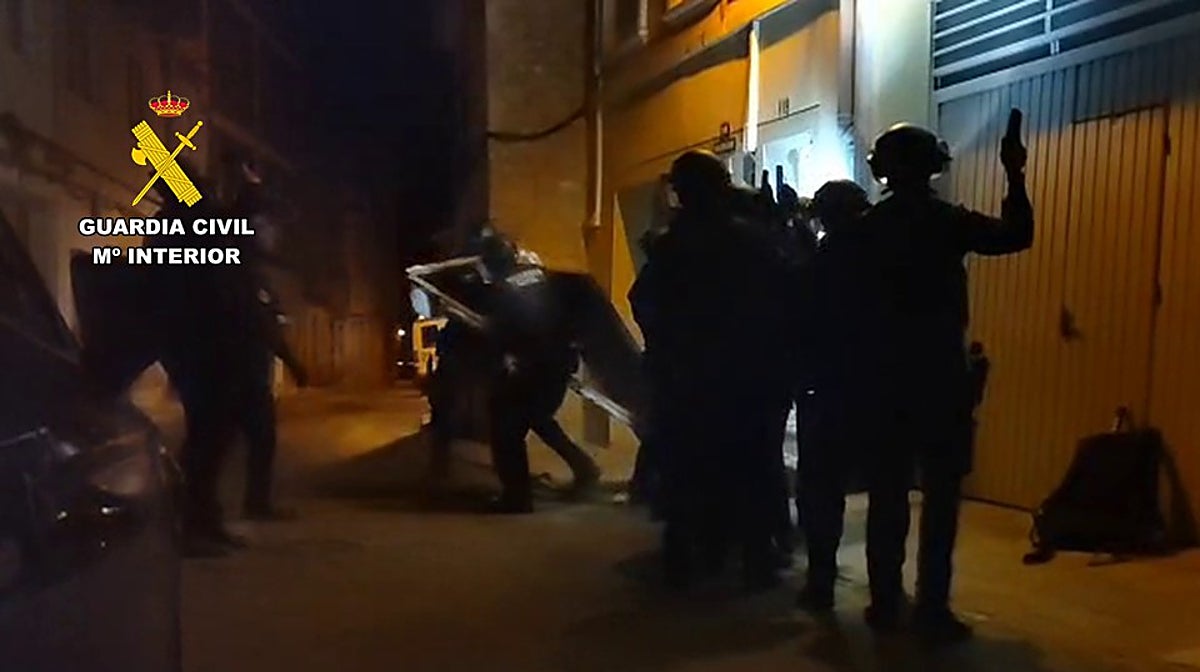 Imagen de la detención del presunto autor de un disparo a un portero de una discoteca en Alicante