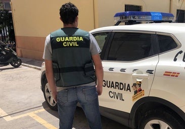 La Guardia Civil detiene a dos individuos que lanzaban colillas encendidas desde su coche en la sierra de Cádiz