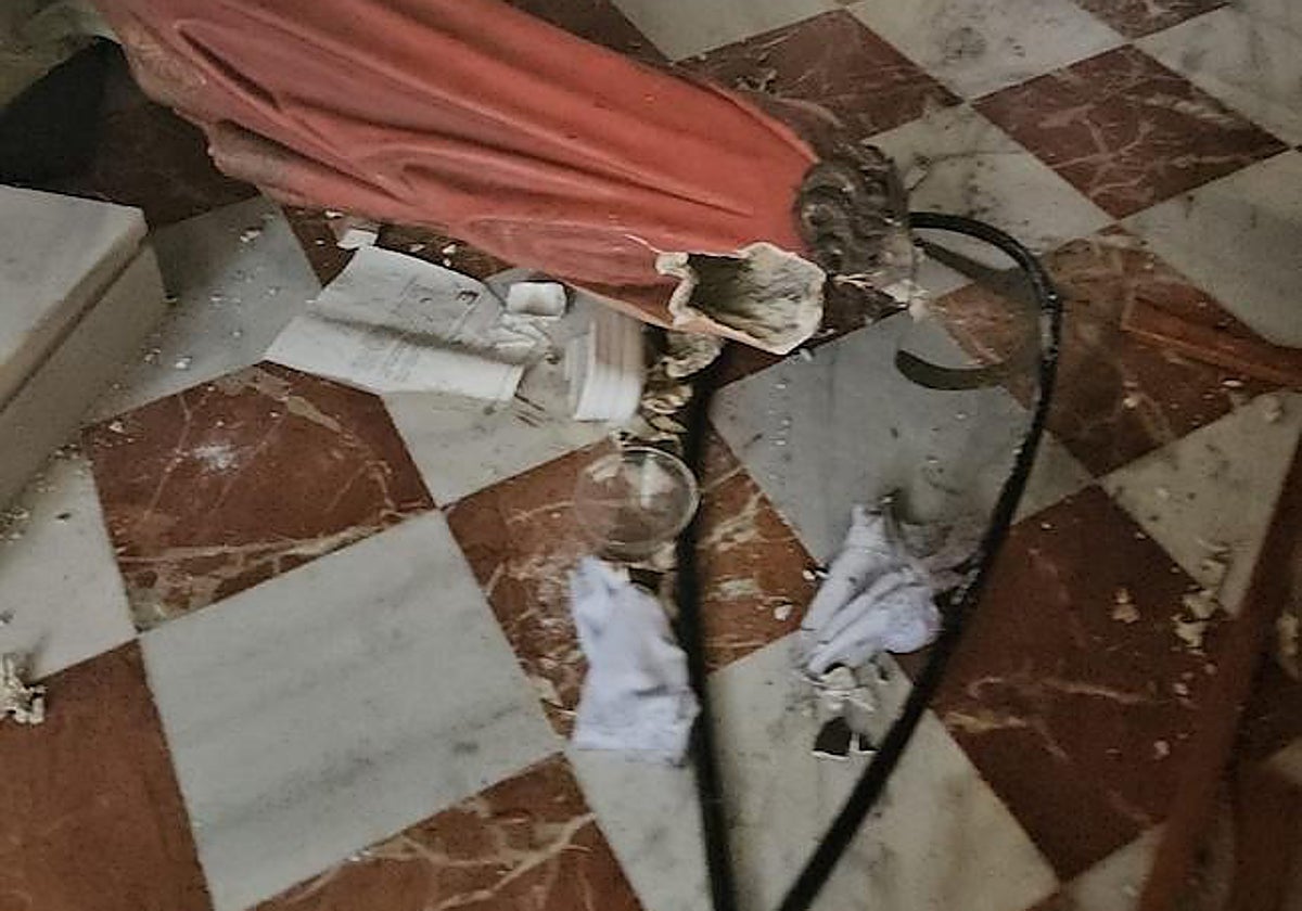 Daños en el interior del templo, en imagen difundida por el Arzobispado