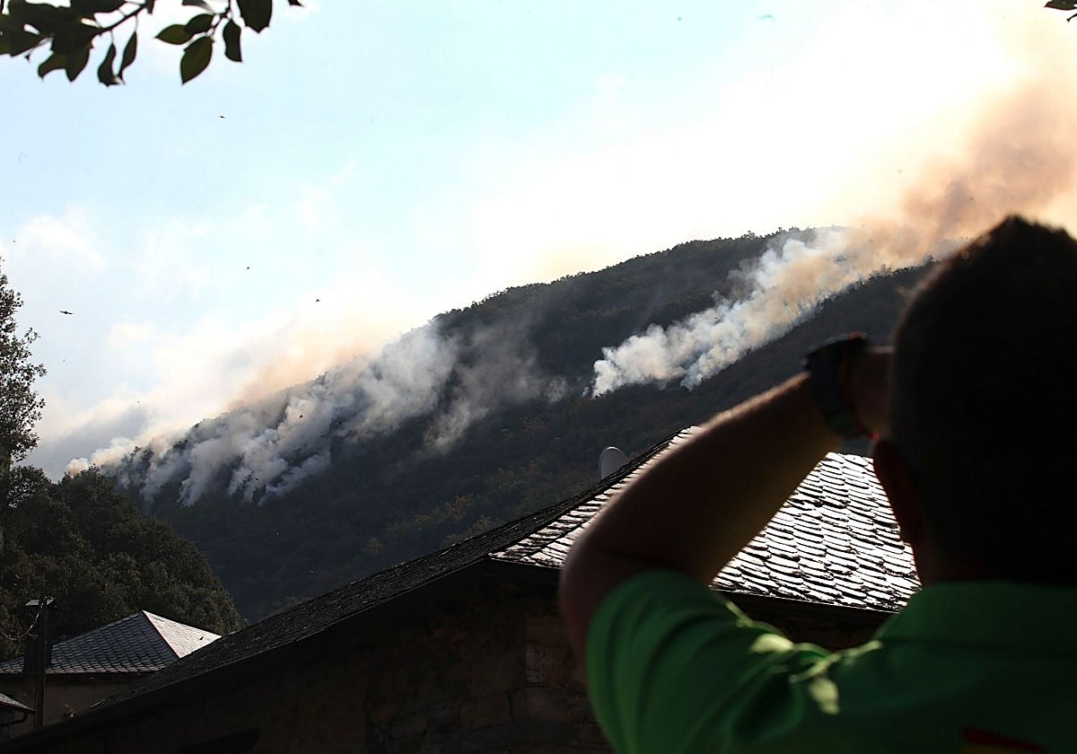 Vista del incendio de Compludo (León)