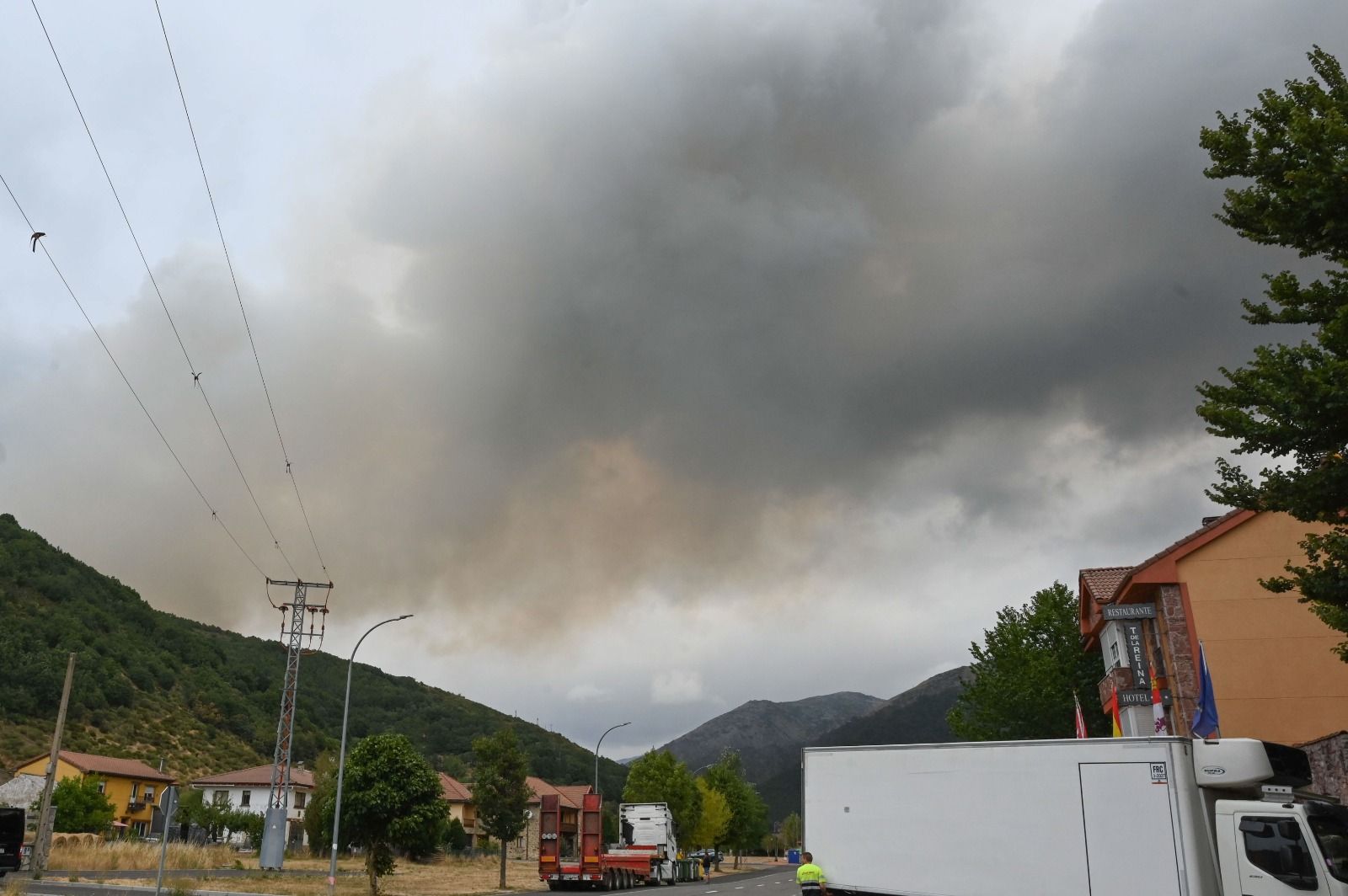 Imagen del fuego que afecta desde hace días a Barniedo de la Reina (León) y su entorno